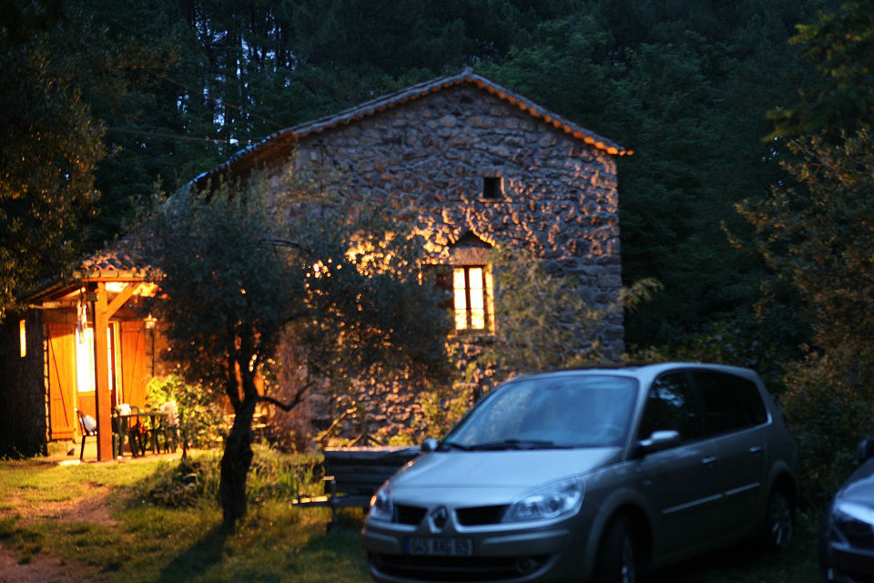 Vacances au calme en Ardèche dans une maison individuelle et isolée avec piscine